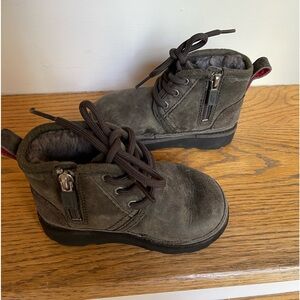 UGGS toddler boy size 8 gray